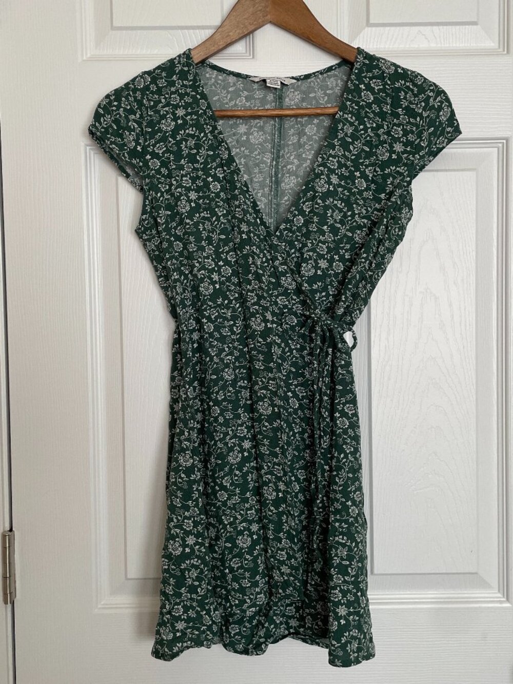 American Eagle Outfitters Green Floral Wrap Dress Tea Dress Mini Size S